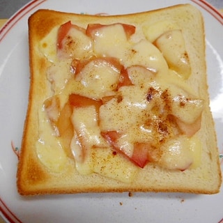 リンゴの甘煮とチーズのトースト